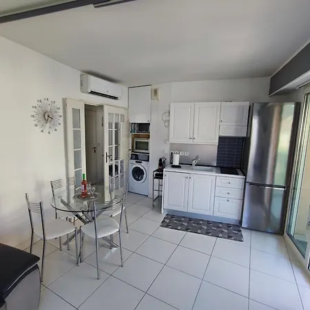 Maison De La Promenade Apartment